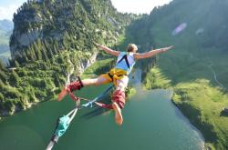 Uzi与30激战FPX分钟，晋级下一阶段胜负难料！，阿扎伦卡焦点对战引发球迷热议