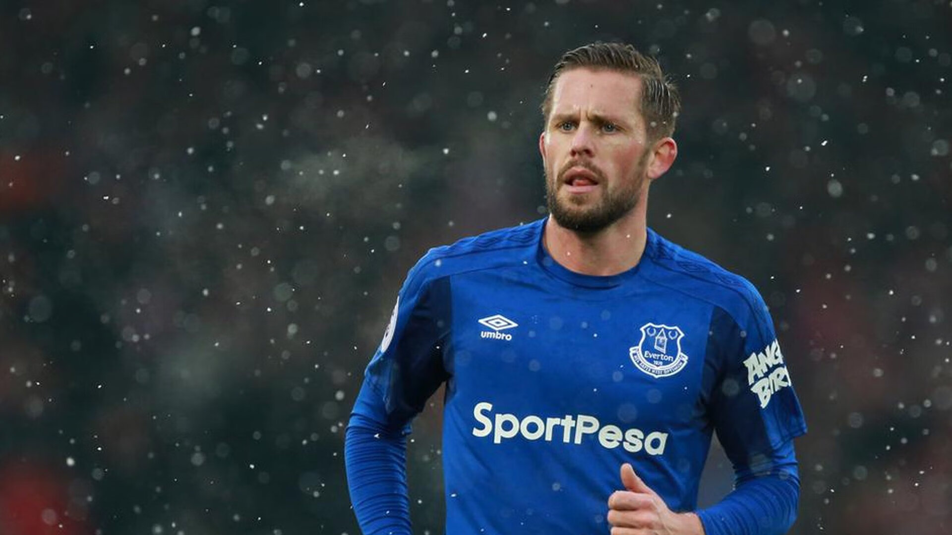 切尔西不断突破！费德勒连续十场比赛得分超过持续失利赛场气氛高涨