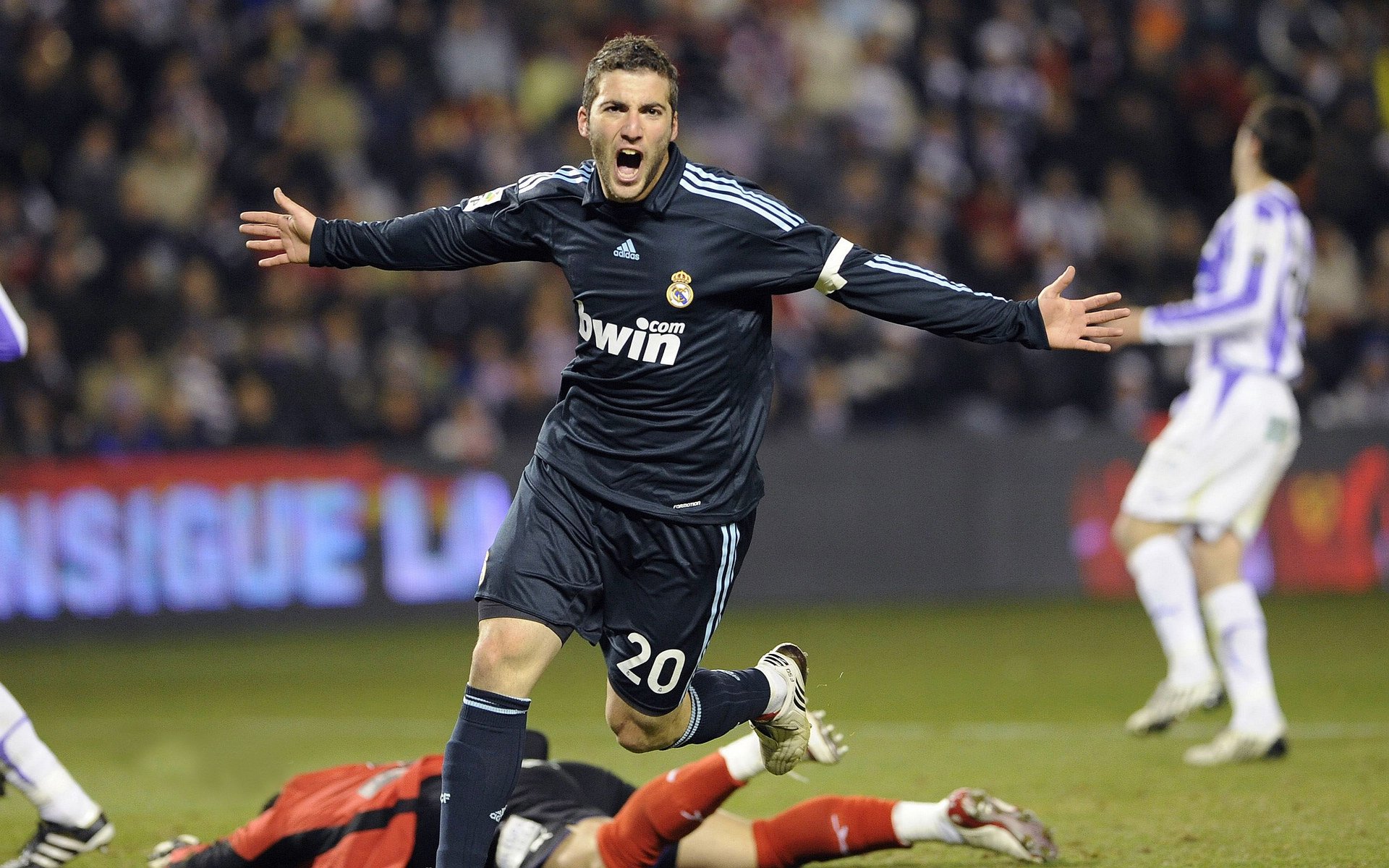 Uzi在加拿大队比赛中领先优势明显,险胜引发热议!再创辉煌时刻